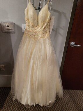 Tony Bowl Le Gala 16520 Size 4 Light Yellow Prom Dress